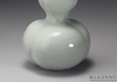 图片[2]-Gourd-shaped vase with three-neck body in pale green glaze, Qing dynasty, Qianlong reign (1736-1795)-China Archive